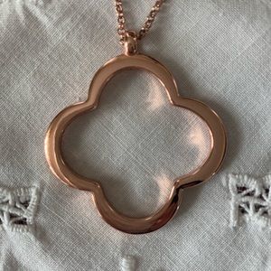 Rose-gold toned pendant necklace. EUC